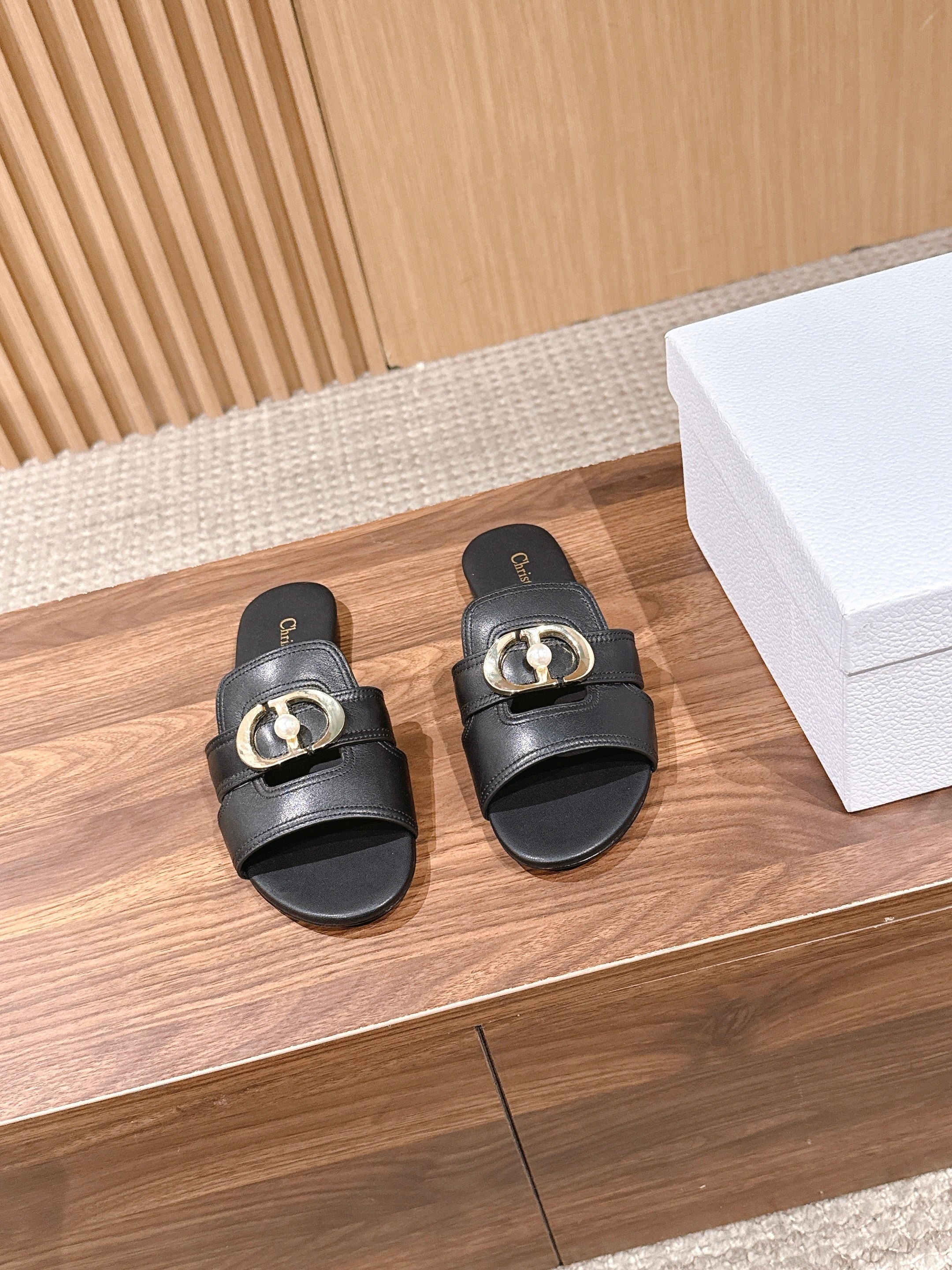 DIOR 26S WIDE STRAP SLIDE SANDALS IN BLACK CALFSKIN PEARL GOLD BUCKLE