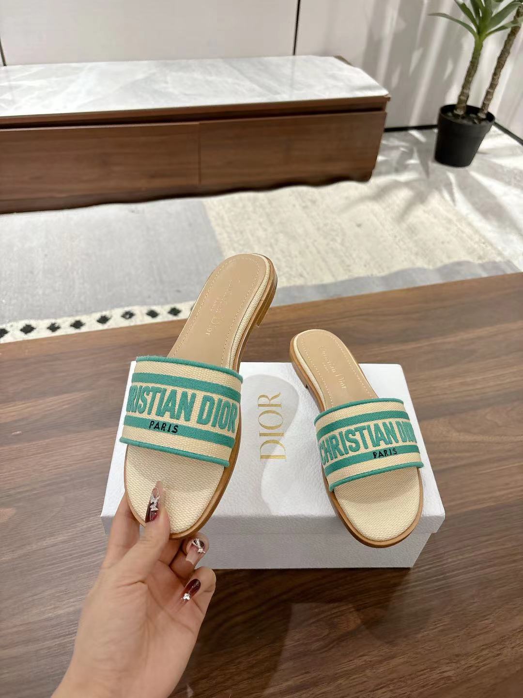 DWAY SLIDES IN BEIGE AND GREEN TECHNICAL FABRIC