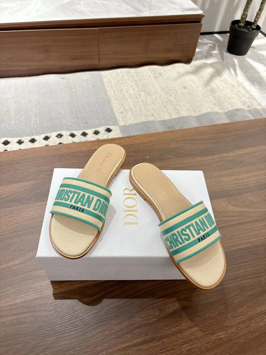 DWAY SLIDES IN BEIGE AND GREEN TECHNICAL FABRIC