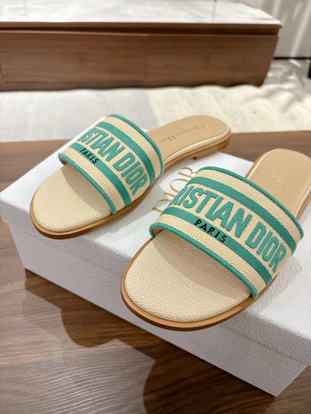 DWAY SLIDES IN BEIGE AND GREEN TECHNICAL FABRIC