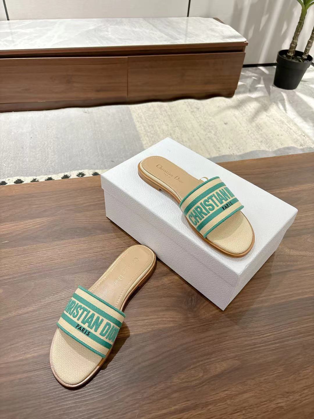 DWAY SLIDES IN BEIGE AND GREEN TECHNICAL FABRIC